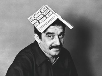 gabriel garcía márquez con el libro cien años de soledad en su cabeza foto en blanco y negro