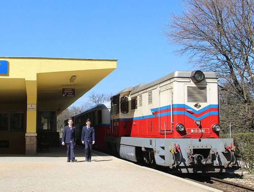 En Budapest hay un tren manejado por niños