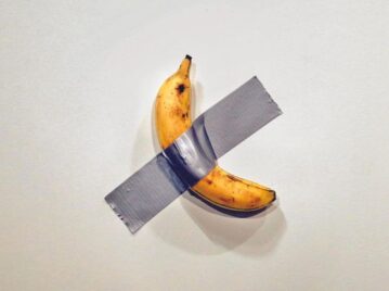 La obra de arte de una banana pegada en la pared