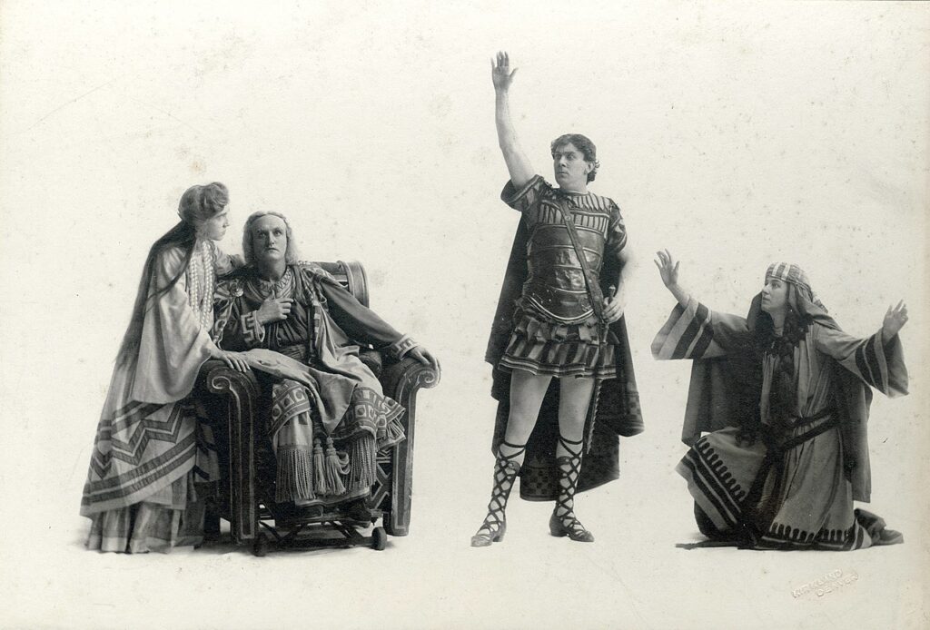 El falso 'saludo romano': origen e historia del mito, y su uso erróneo en el cine y la política - Ben Hur