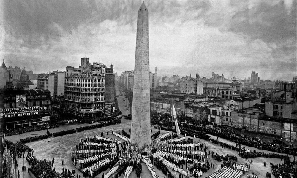 Foto antigua del Obelisco de Buenos Aires.