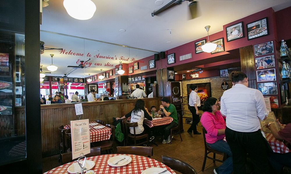 Interior de la primera pizzería de Estados Unidos.