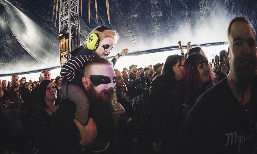 padre e hija maquillados en un concierto de heavy metal de finlandia