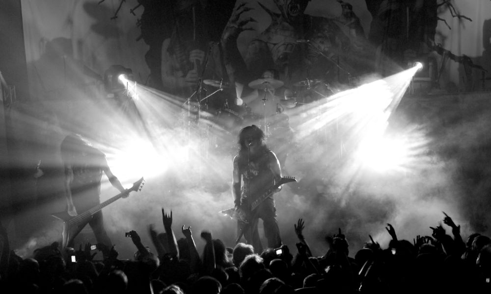 concierto de rock en blanco y negro