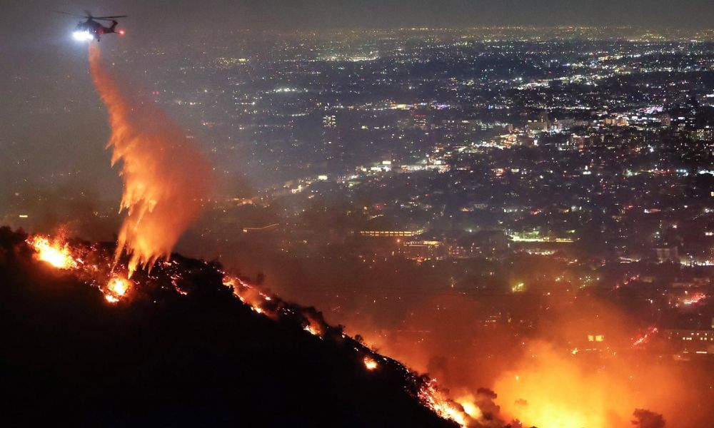 helicóptero intentando apagar incendios en california