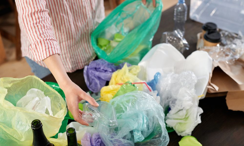 persona separando la basura de plástico