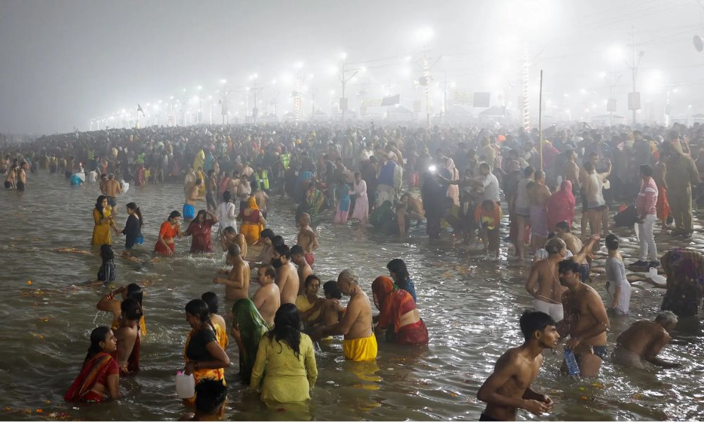 personas de india bañandose como forma de ritual