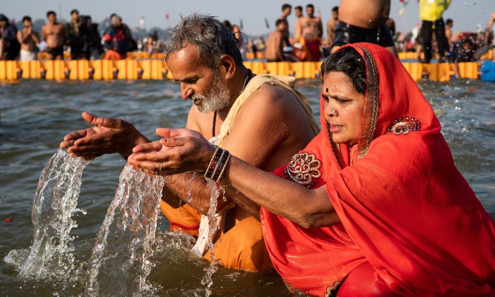 devotos bañandose en El Kumbha Mela