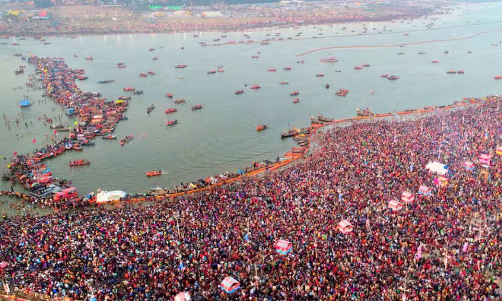 multitud de gente al lado de un rio durante el Kumbha Mela