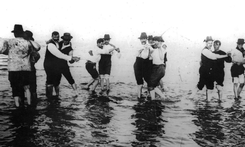 hombres bailando el tango en el agua