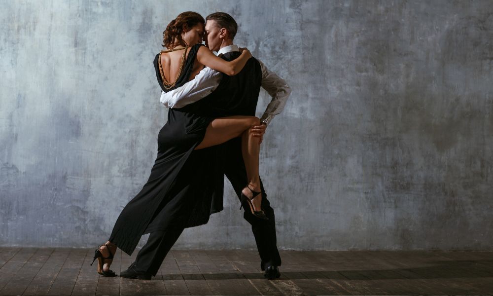 hombre y mujer bailando tango