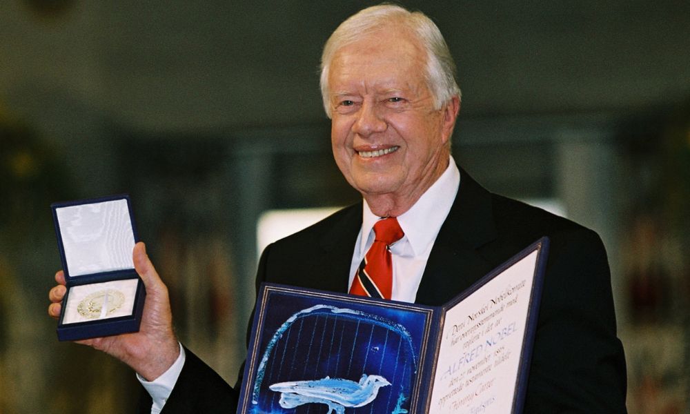 jimmy carter con el premio nobel de la paz