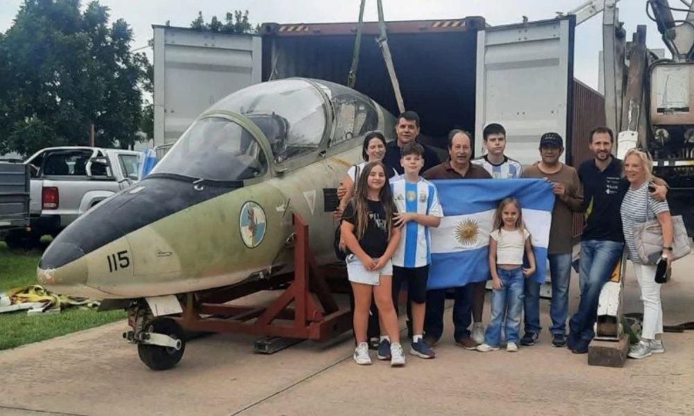 llegada del avión aermacchi de malvinas a la argentina