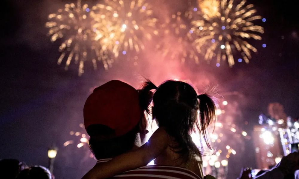 año nuevo lunar 2025 padre e hija viendo fuegos artificiales