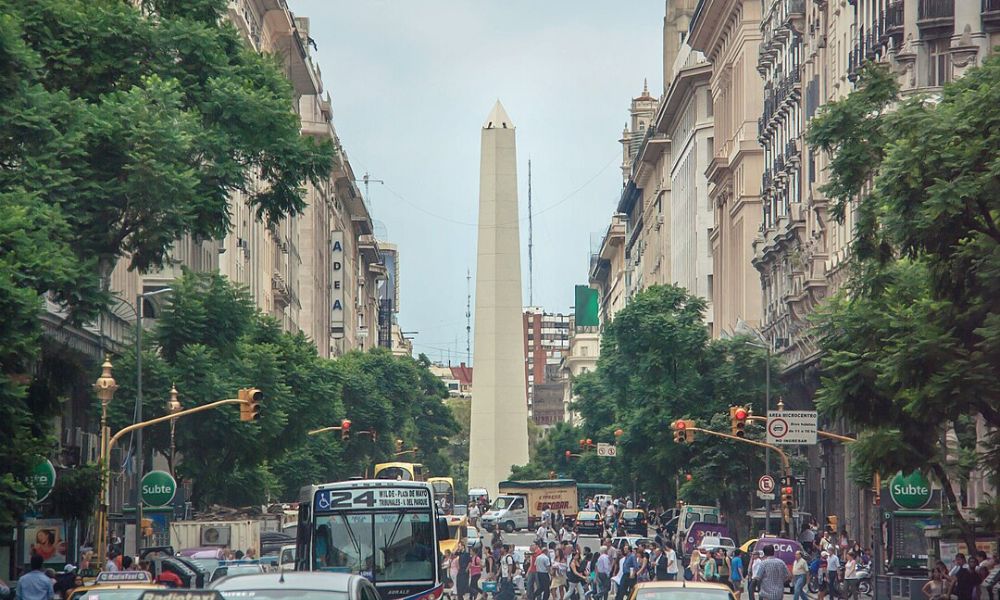 El Obelisco de Buenos Aires rodeado de vehículos.