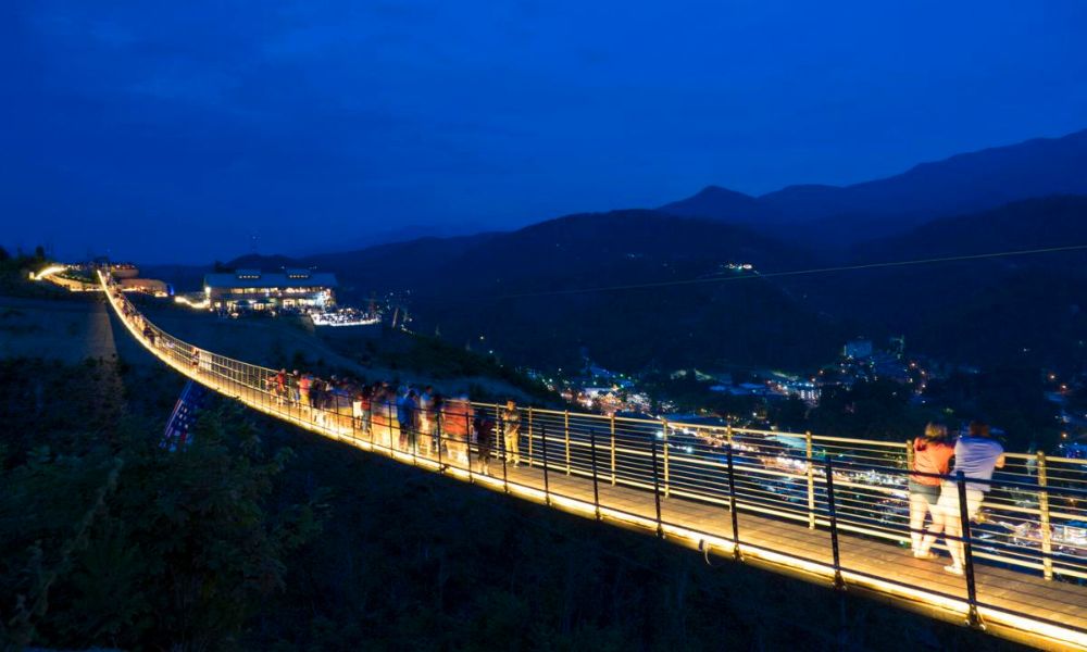 El puente colgante peatonal más largo de Estados Unidos de noche.