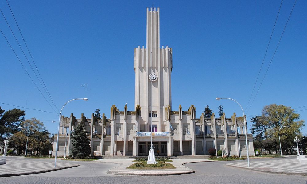 Municipalidad de Coronel Pringles, obra de Francisco Salamone.