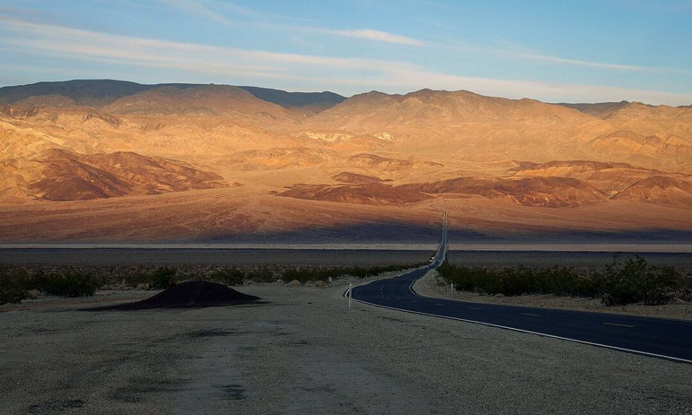 Una ruta cercana al punto más bajo de Estados Unidos.