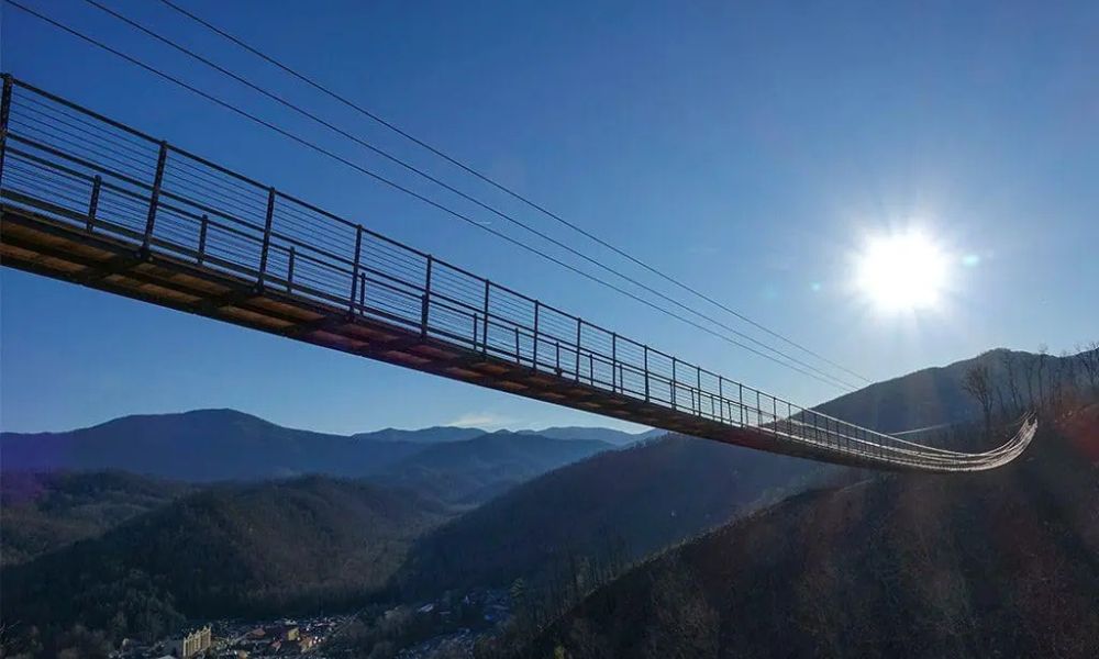 El puente colgante peatonal más largo de Estados Unidos en un día soleado.