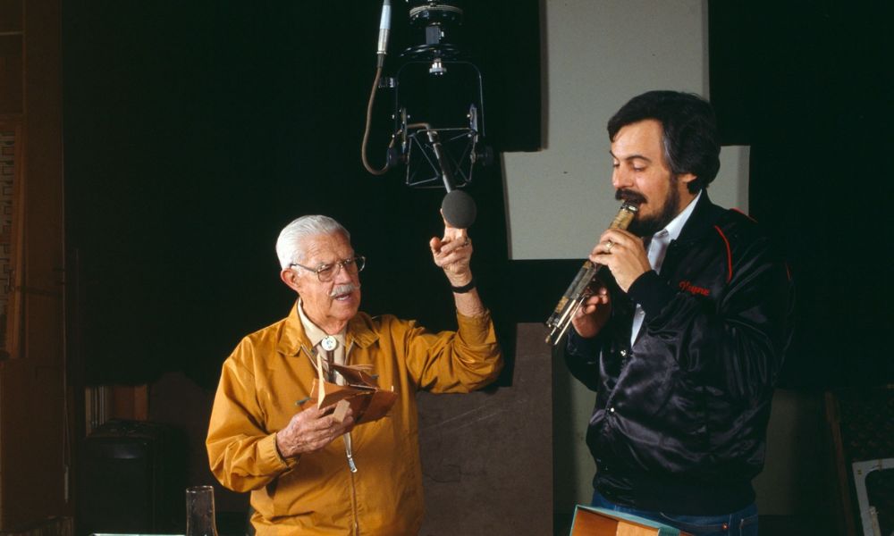 Wayne Allwine (der.) junto a Walt Disney (izq.)