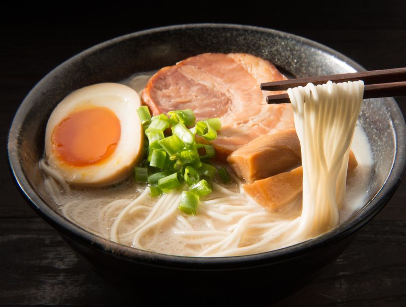 ramen: sopa de fideos japonesa con huevo y cerdo