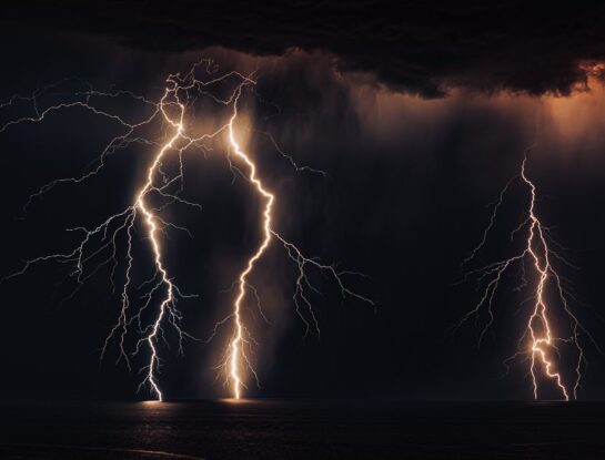 trueno tormenta negra con rayos