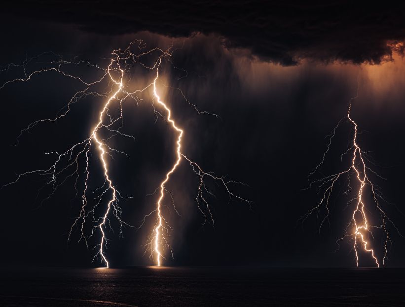 trueno tormenta negra con rayos