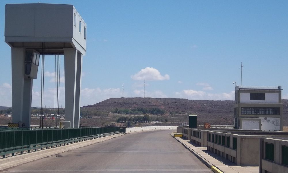 Ingreso a la represa El Chocón.