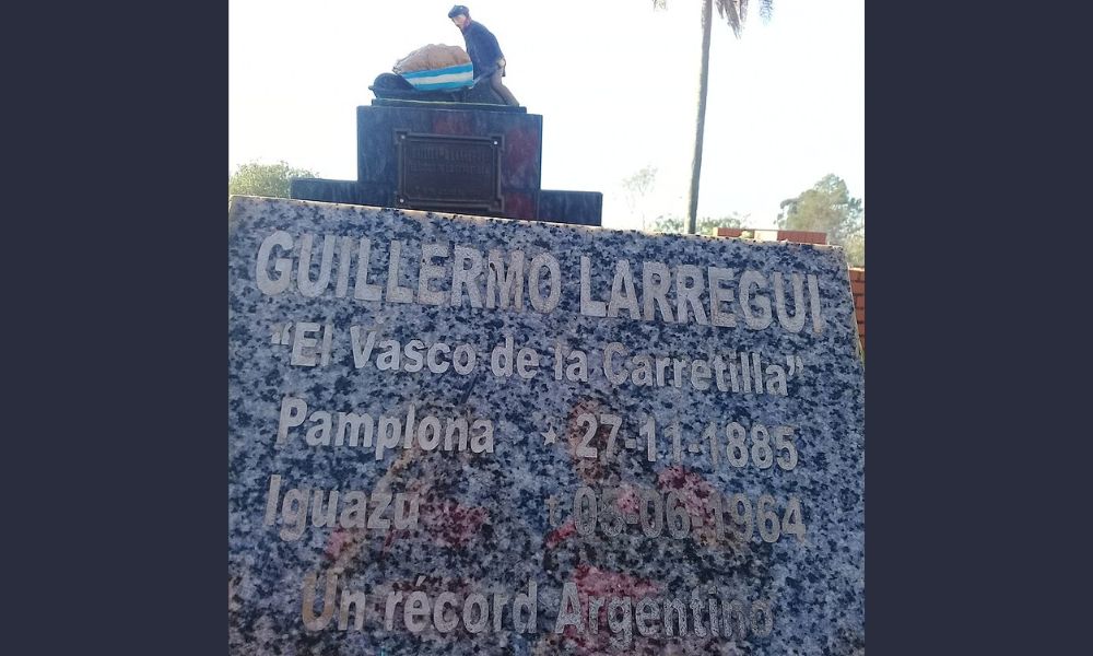 Placa en homenaje al Vasco de la Carretilla.