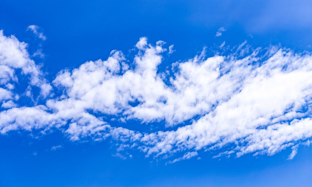 Cara sonriente en una nube