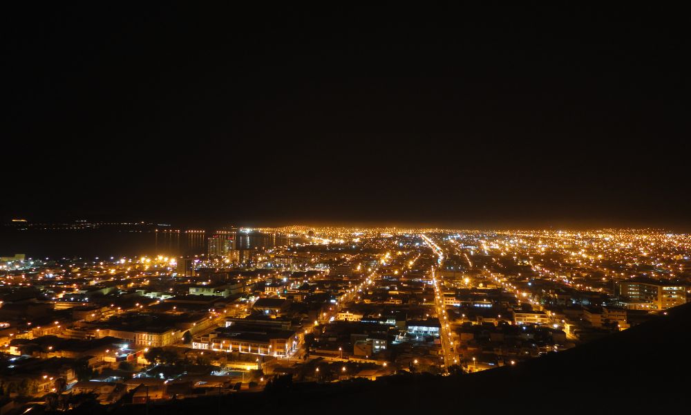 El poblado más seco del mundo de noche.