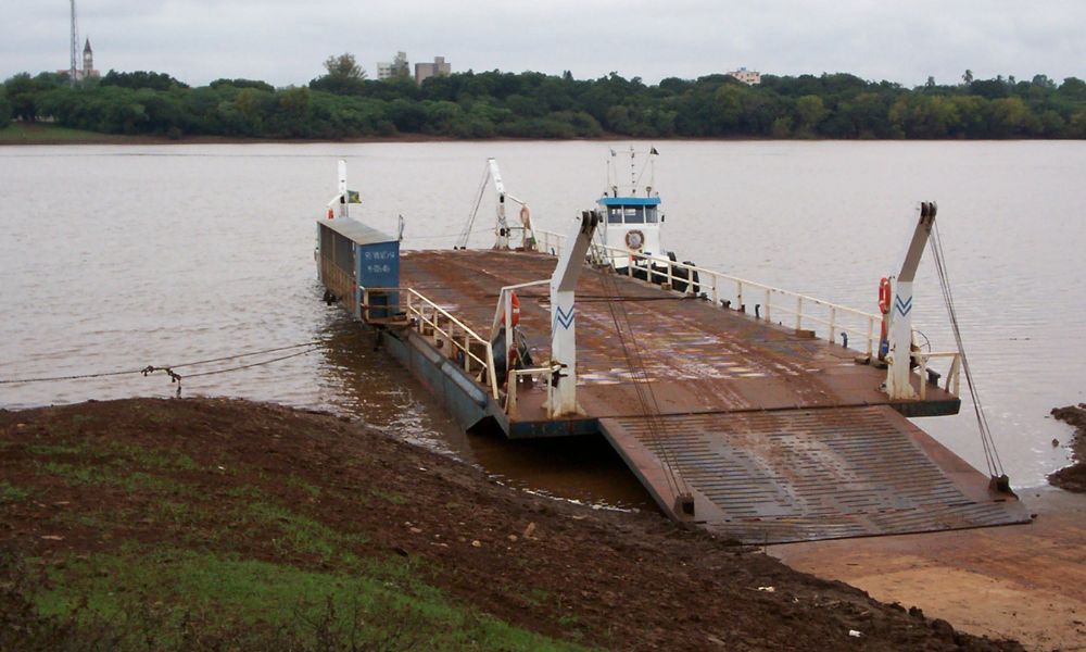 Balsa que viaja entre Alvear e Itaquí.