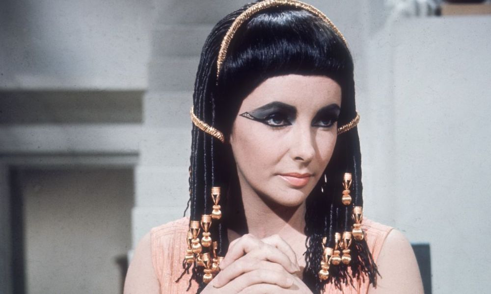 Elizabeth Taylor en cleopatra, primera actriz en recibir un millón de dólares por su trabajo