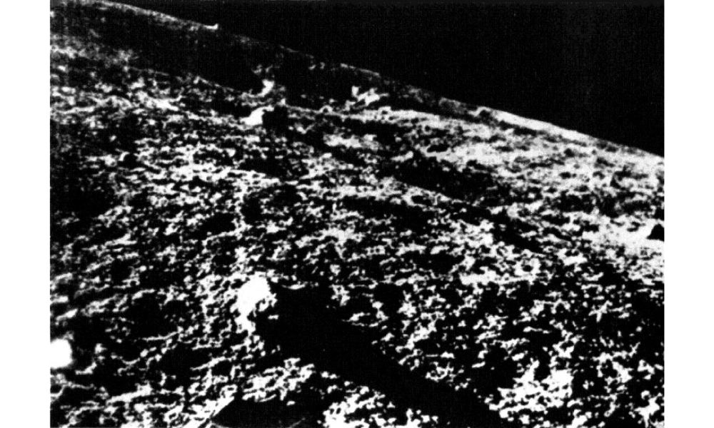 Una de las primeras fotos de la Luna, que compartió Luna 9 en 1966.