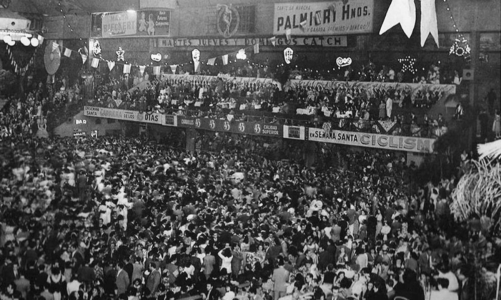 multitud dentro de un teatro