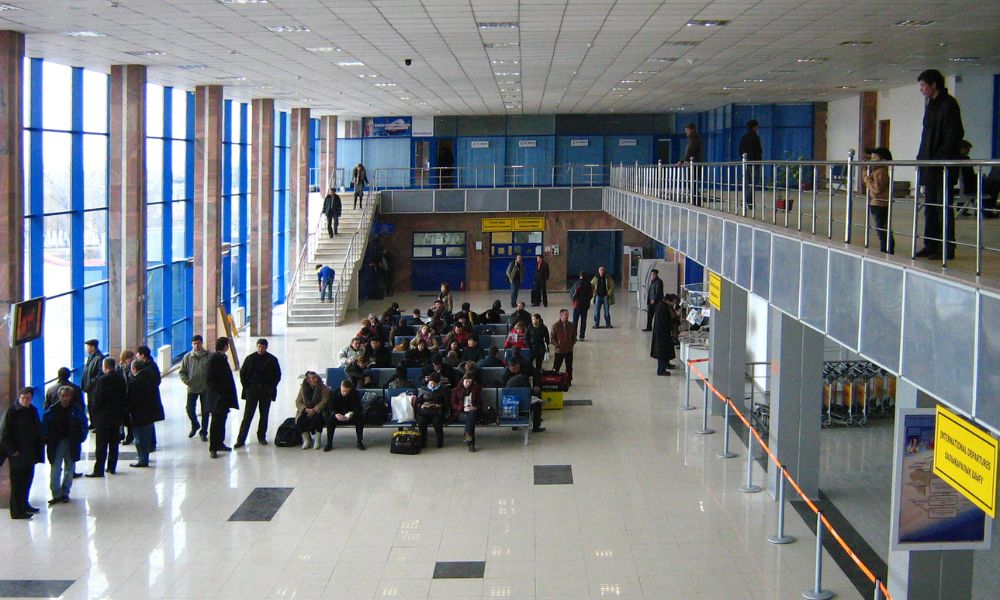 Interior del aeropuerto comercial internacional más bajo del mundo.