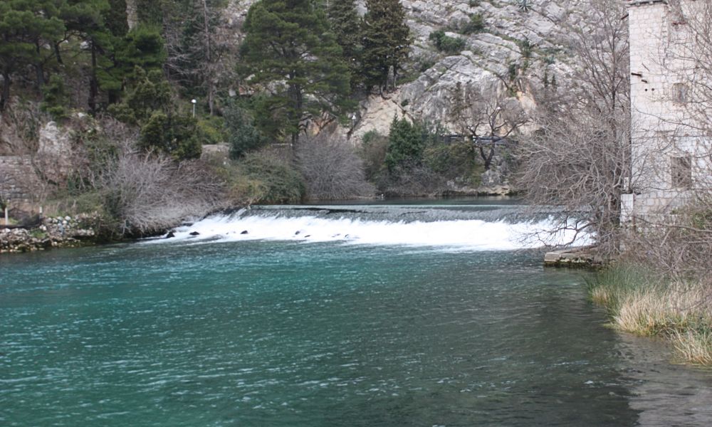 Agua del río Ombla.