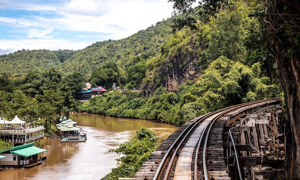 La vía del Ferrocarril de la Muerte y los paisajes que la rodean.