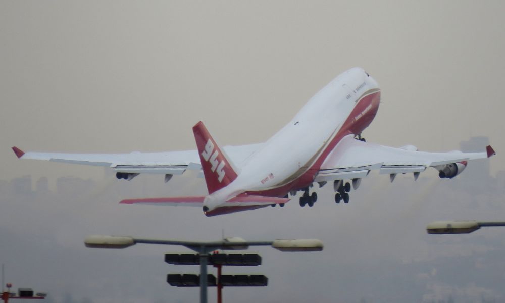 El avión hidrante más grande del mundo en pleno despegue.