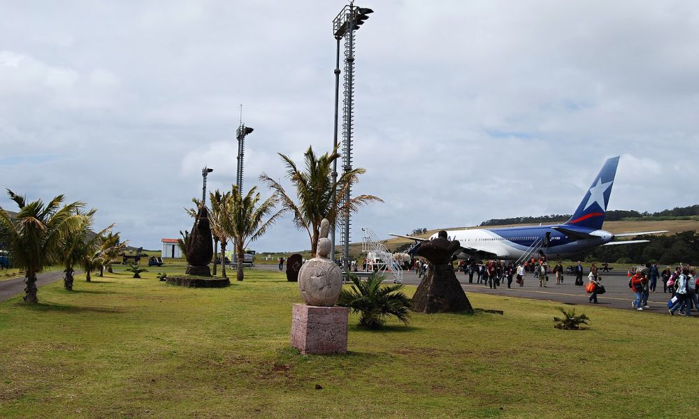 Un avión en el aeropuerto internacional más aislado y distante del mundo.