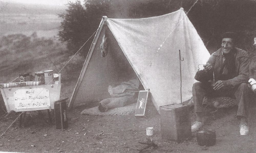 El Vasco de la Carretilla junto a su carpa.