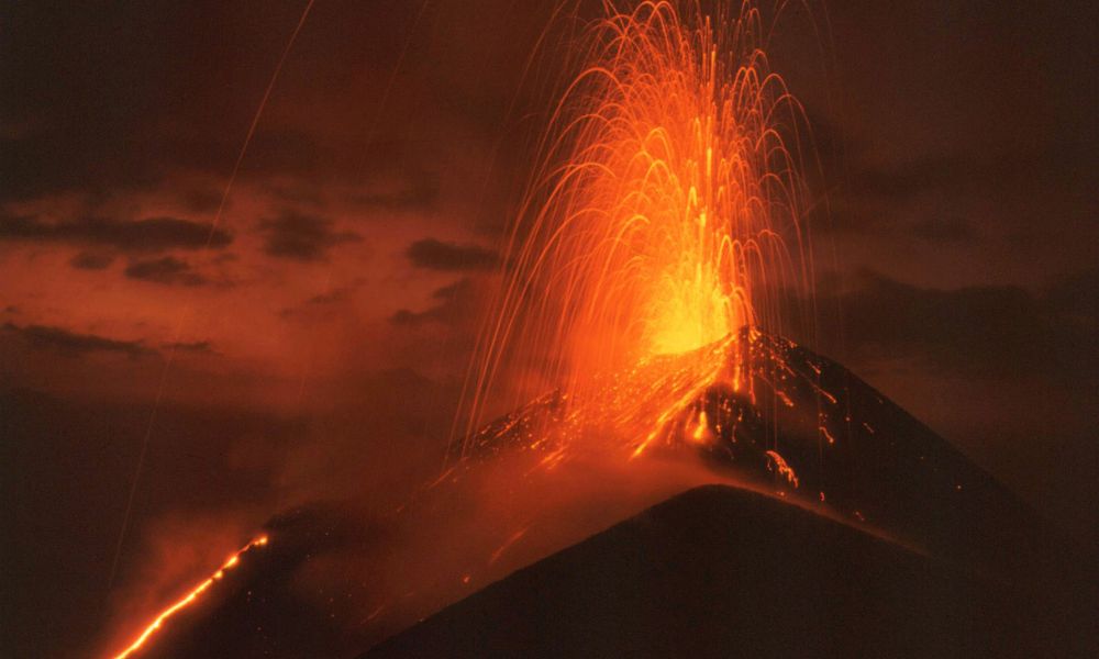 Volcán Pacaya donde está la pizzería que cocina con lava volcánica.