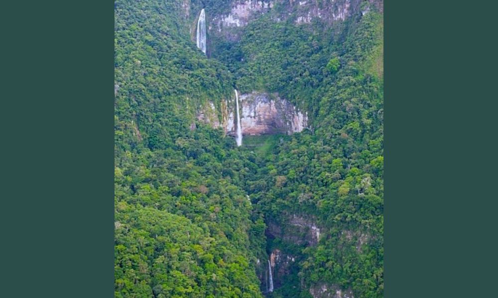 Imagen que muestra, en detalle, los tres saltos que le aportan el nombre Tres Hermanas a la tercera catarata más alta del mundo.