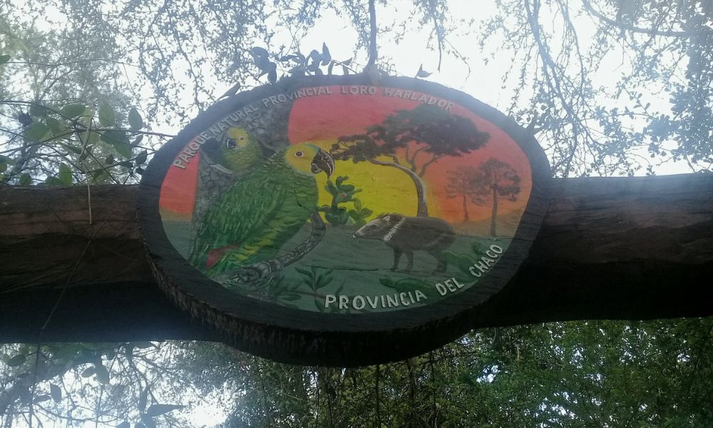 Cartel del parque provincial Loro Hablador.