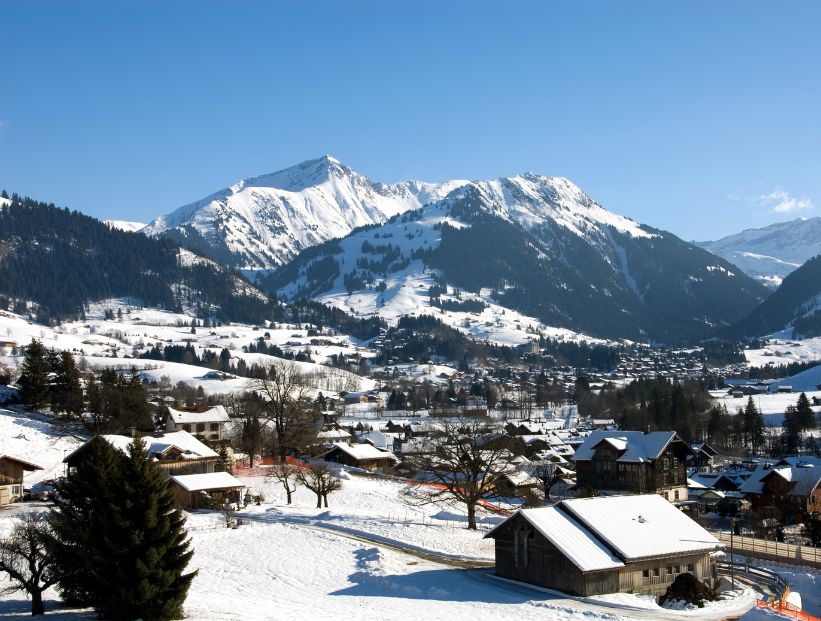 Gstaad pueblo en Suiza