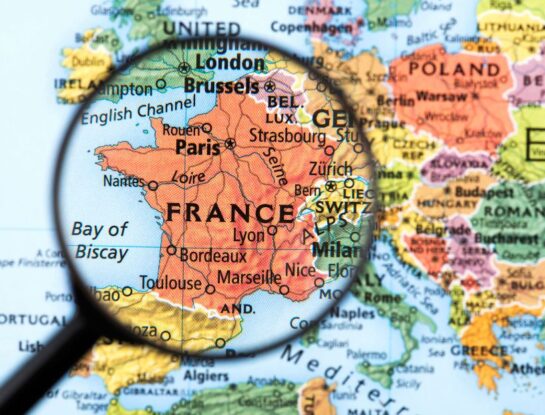¿Cuál es el único país de Europa que está presente en tres continentes?