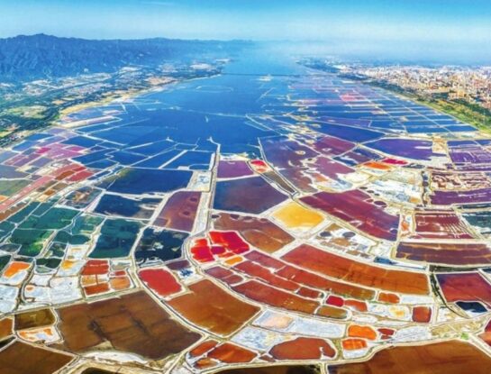 Xiechi, el lago de China que resalta como un “arcoíris” entre las montañas