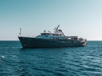 barco en ultramar cuya velocidad se calcula en nudos