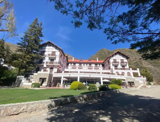 Gran Hotel Villavicencio: la historia del inmenso hospedaje que funcionó 39 años entre las montañas de Mendoza