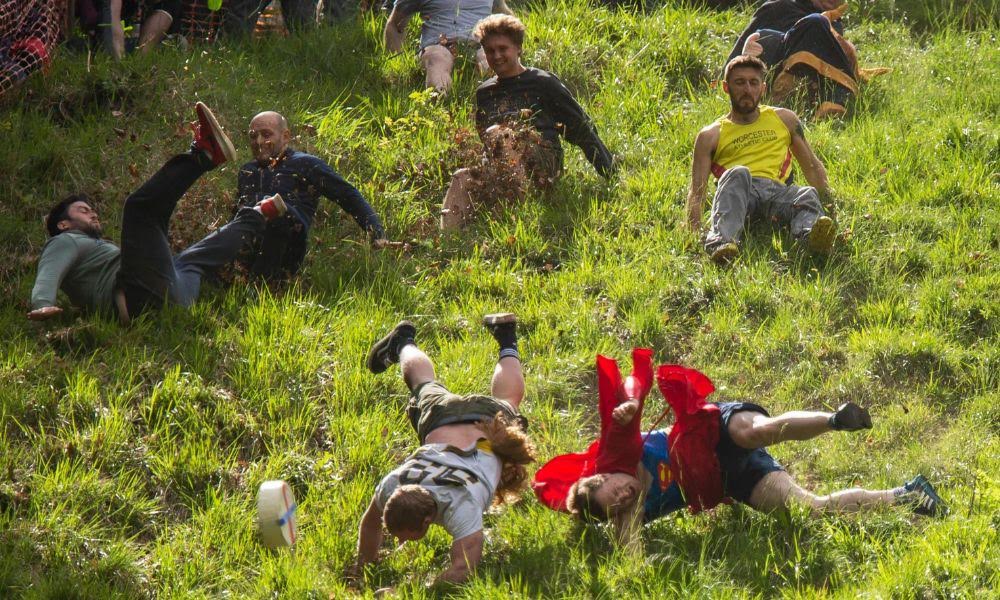 Carrera de perseguir el queso por la colina cheese rolling